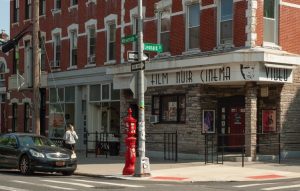 Budynek z szyldem - Film Noir Cinema na rogu ulicy.