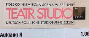 Szyld z napisem "Teatr Studio. Polsko-Niemiecka Scena w Berlinie. Drutsch Polnische Studiobuhne Berlin"